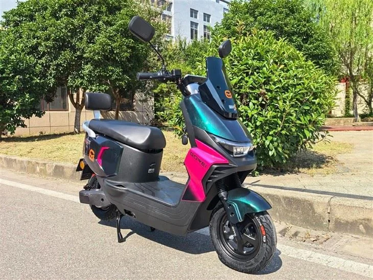 Green and red GOWEI N35 electric scooter viewed from the front side