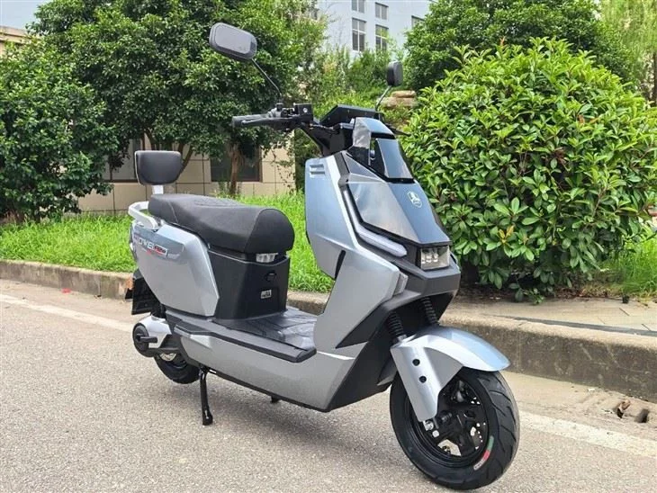 Silver GOWEI N37 electric scooter viewed from the front side